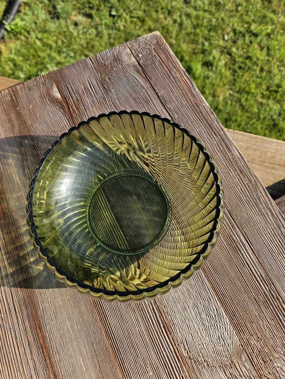 Green glass bowl with vertical ribbed texture #glassbowl #ribbed